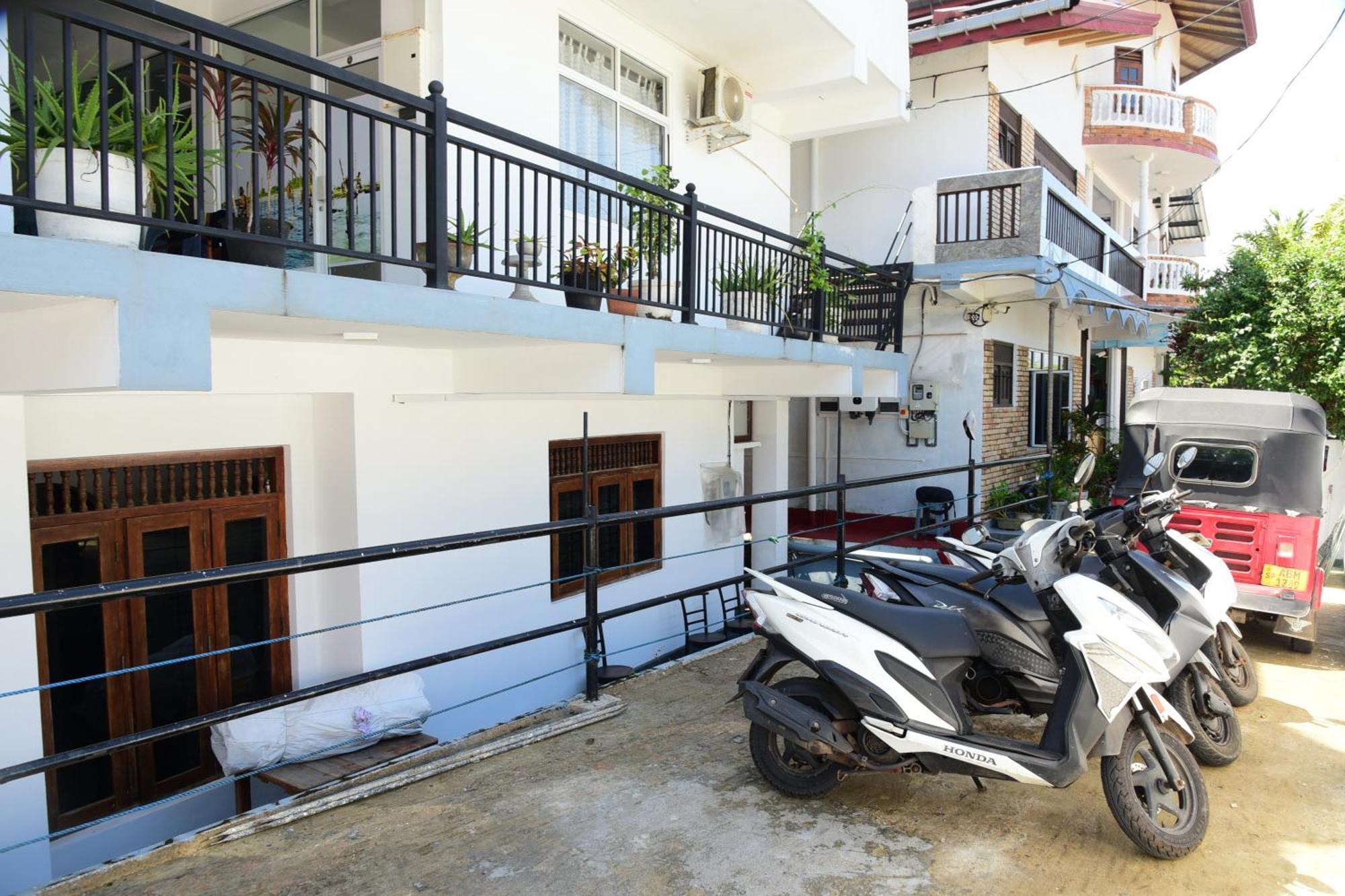 Hotel Happy Tuna Hikkaduwa Exterior photo